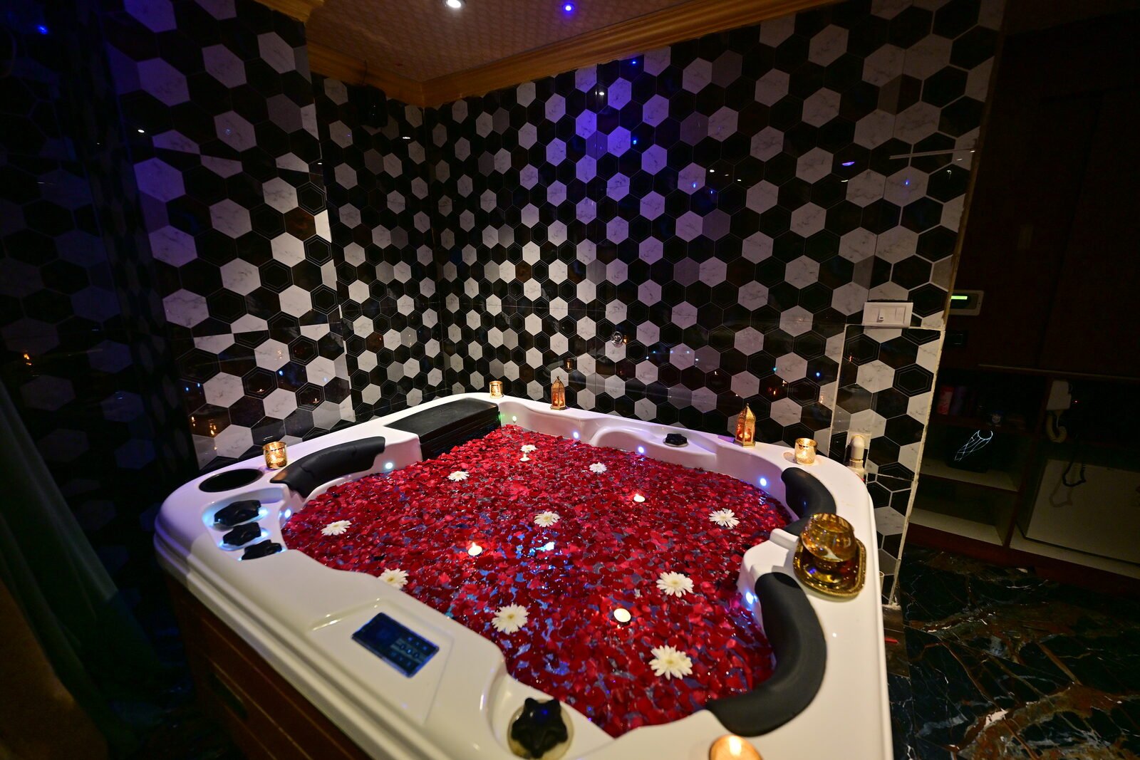Aura Thai Spa jacuzzi suite in Kammanahalli, Bengaluru
